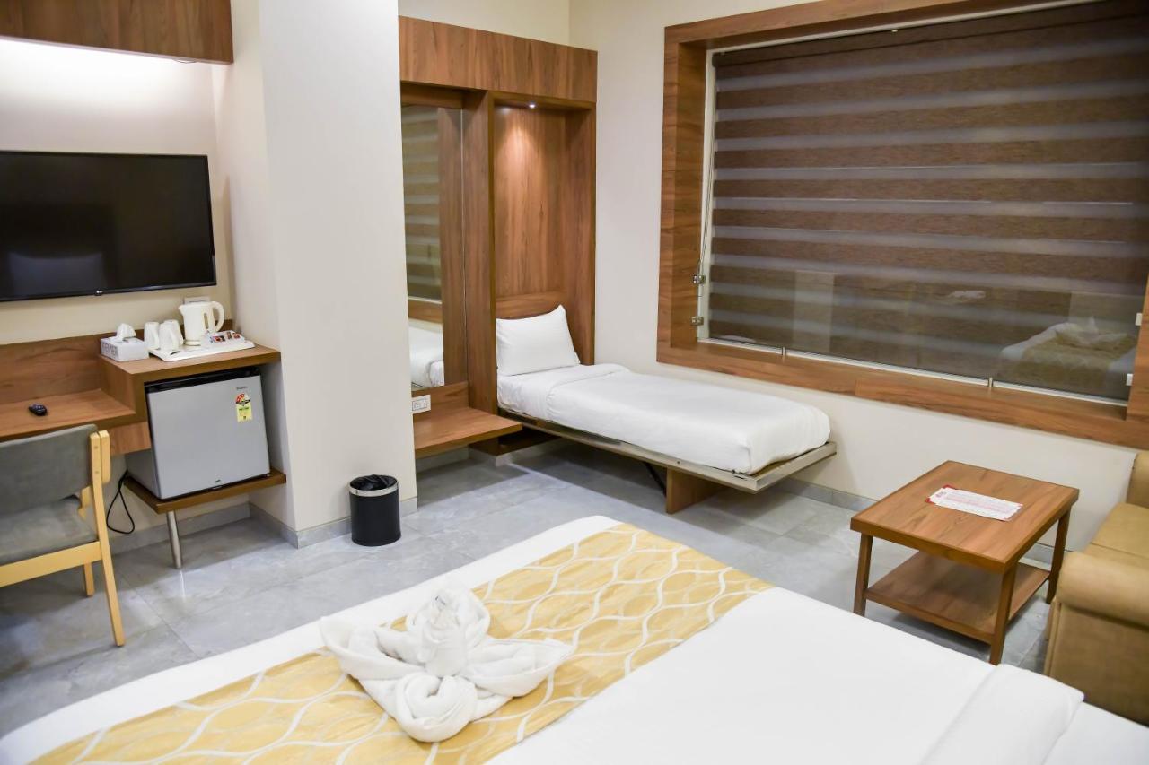Shree Ganga Smb Hotels 乌贾因 外观 照片