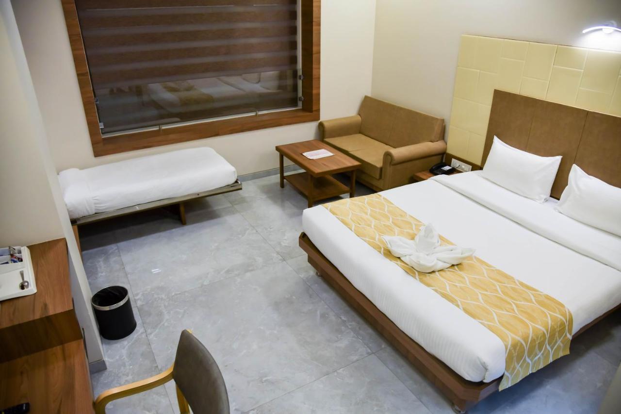 Shree Ganga Smb Hotels 乌贾因 外观 照片