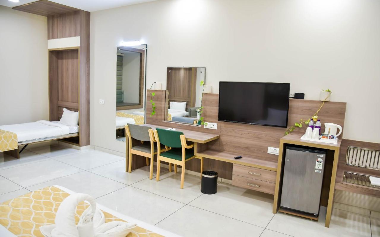 Shree Ganga Smb Hotels 乌贾因 外观 照片