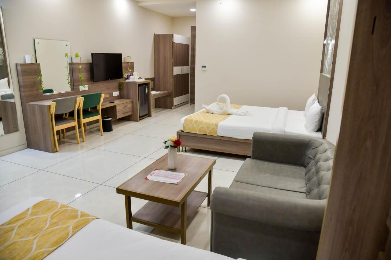 Shree Ganga Smb Hotels 乌贾因 外观 照片