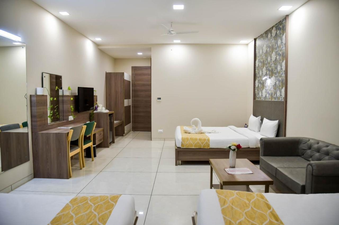 Shree Ganga Smb Hotels 乌贾因 外观 照片